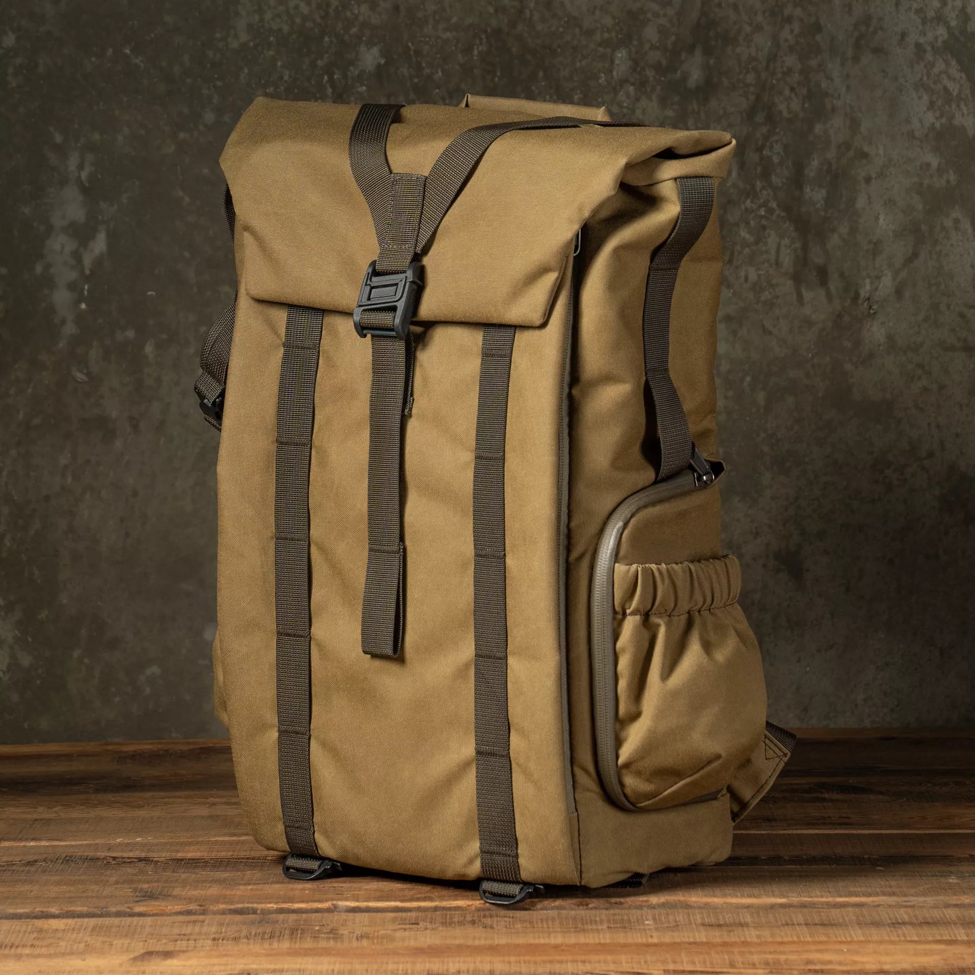 New Pilot Travel Camera Backpack 18L - Storming Gravity