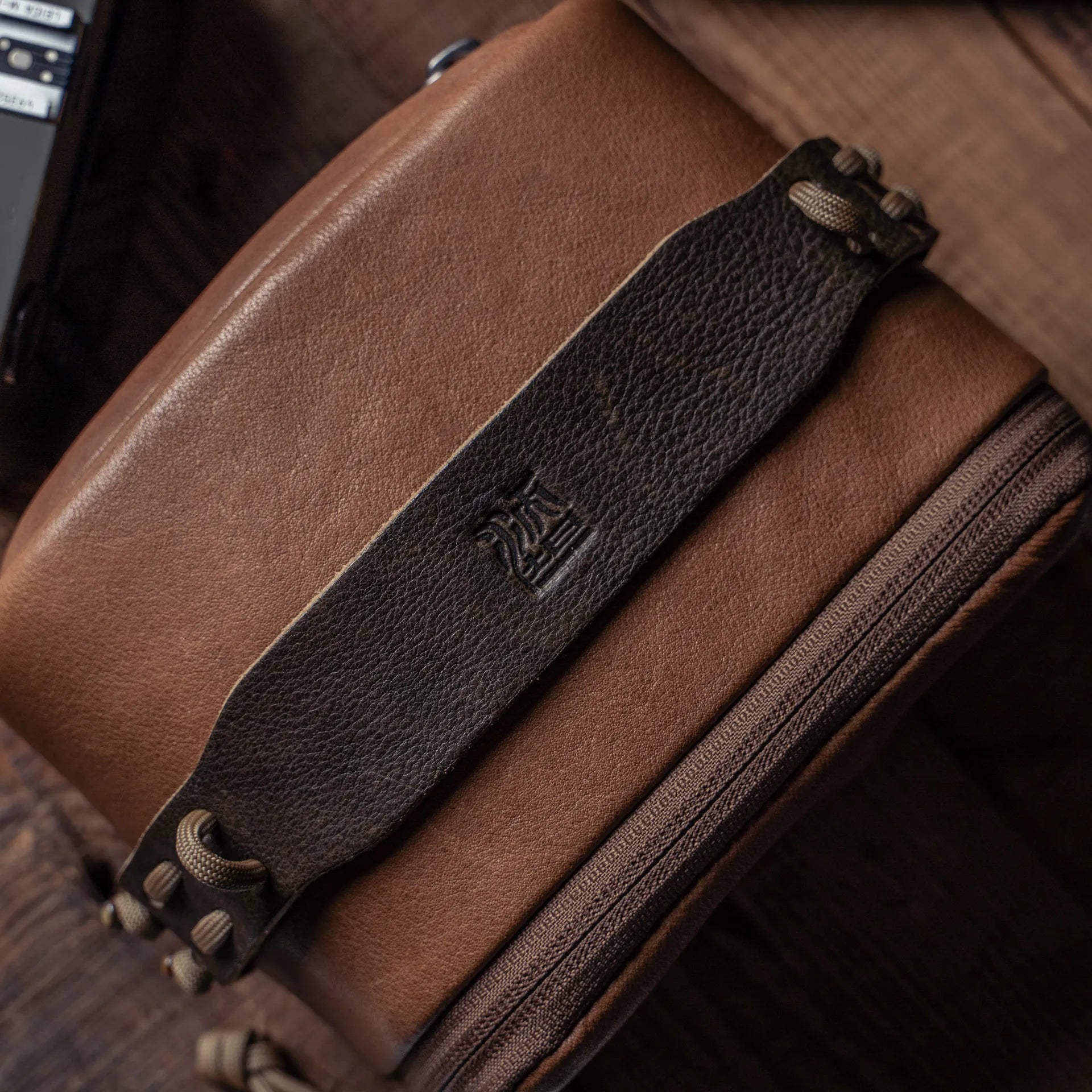 Full Leather Portable Camera Pouch L - Storming Gravity