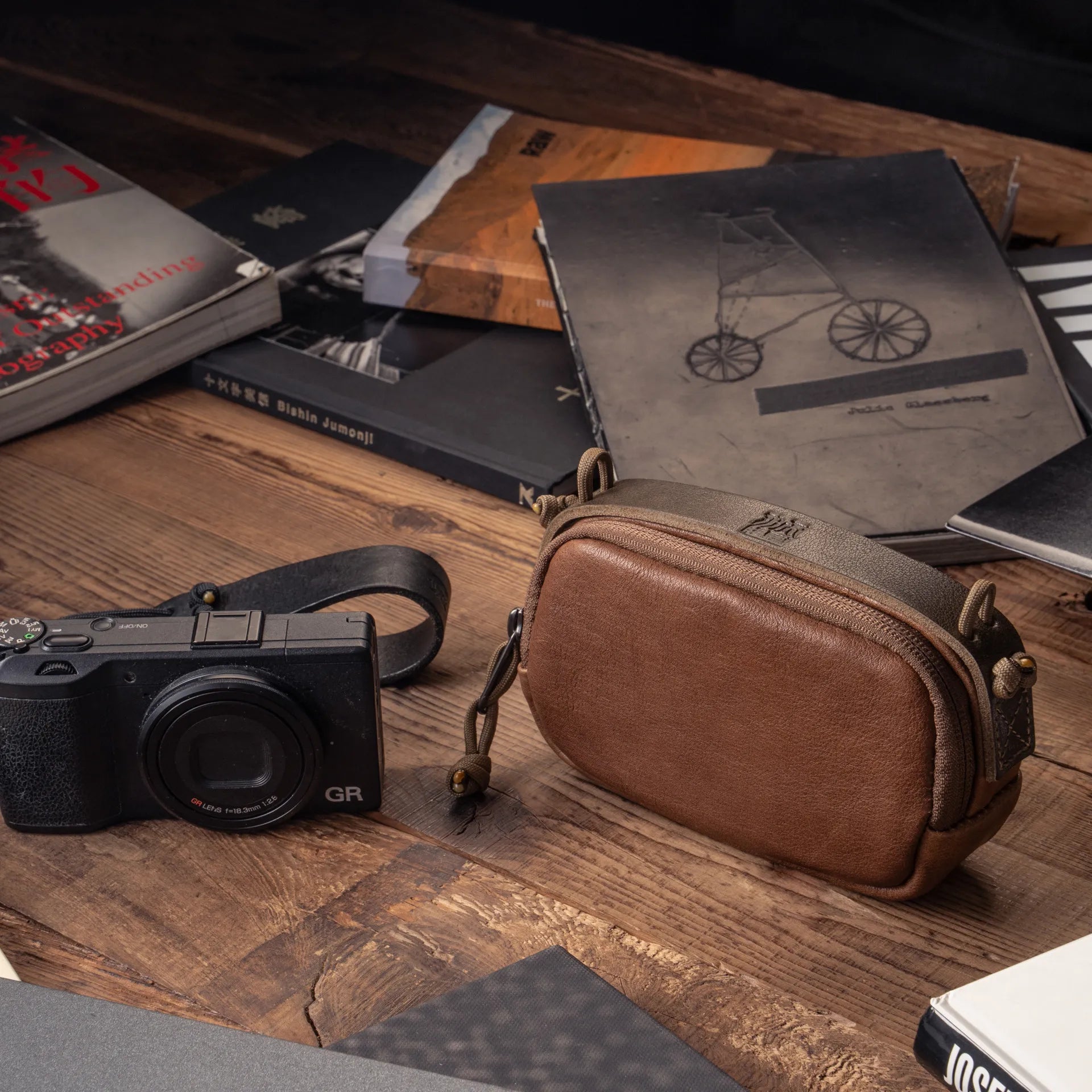 Full Leather Portable Camera Pouch S - Storming Gravity