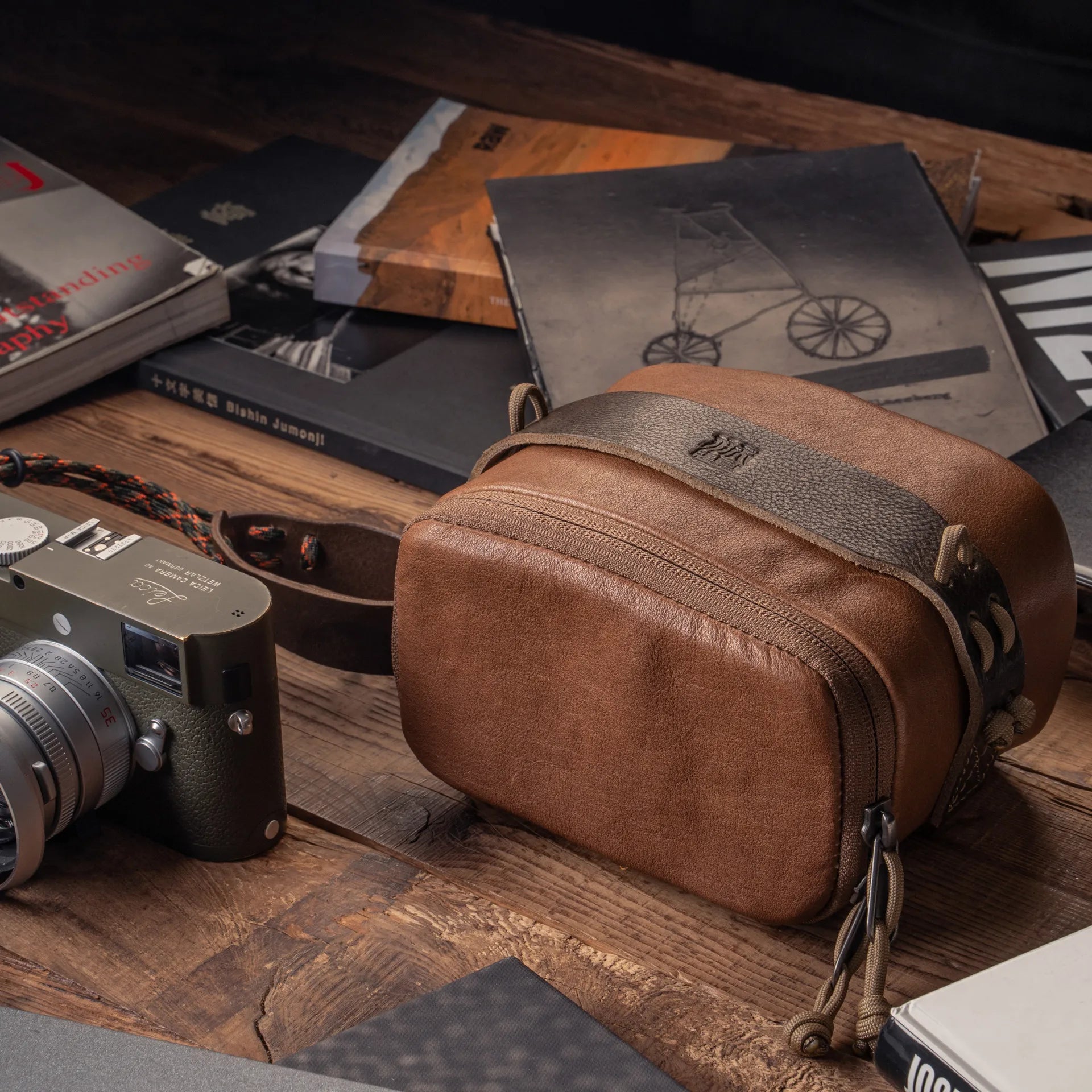 Full Leather Portable Camera Pouch L - Storming Gravity