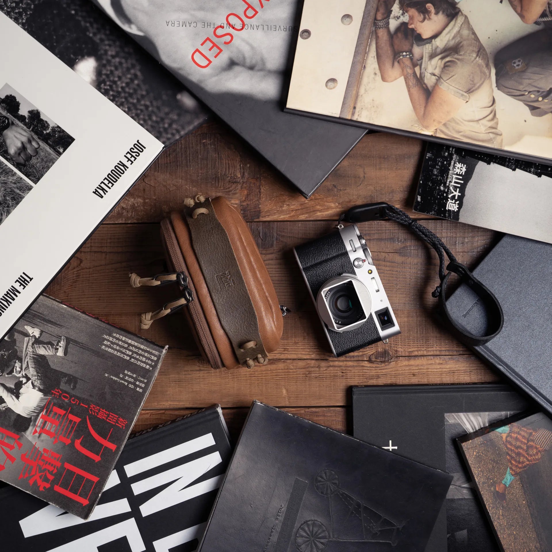 Full Leather Portable Camera Pouch M - Storming Gravity