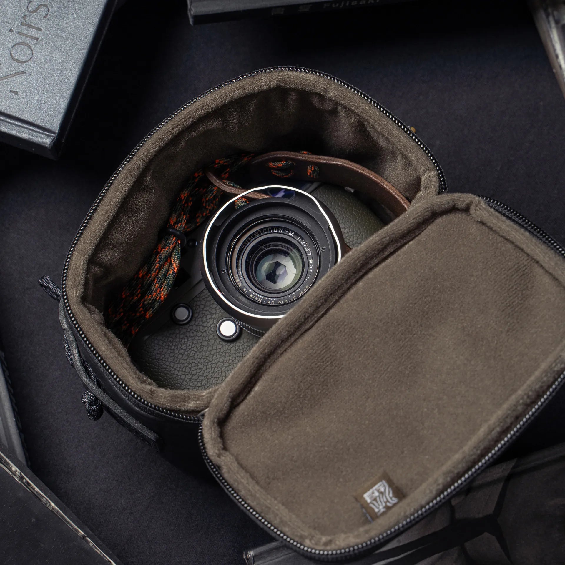 Full Leather Portable Camera Pouch L - Storming Gravity