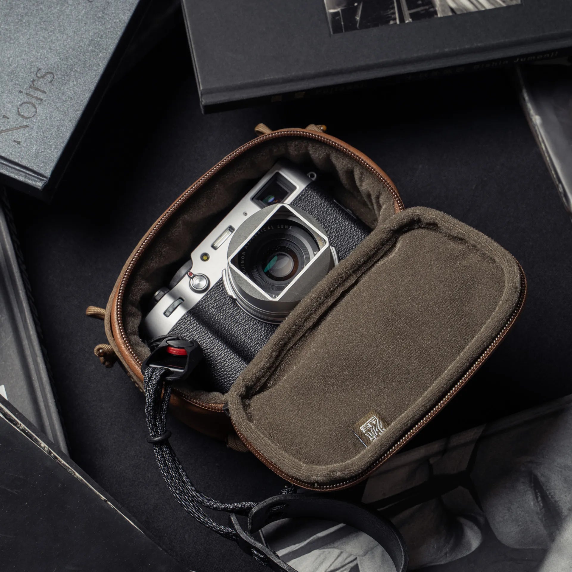 Full Leather Portable Camera Pouch M - Storming Gravity