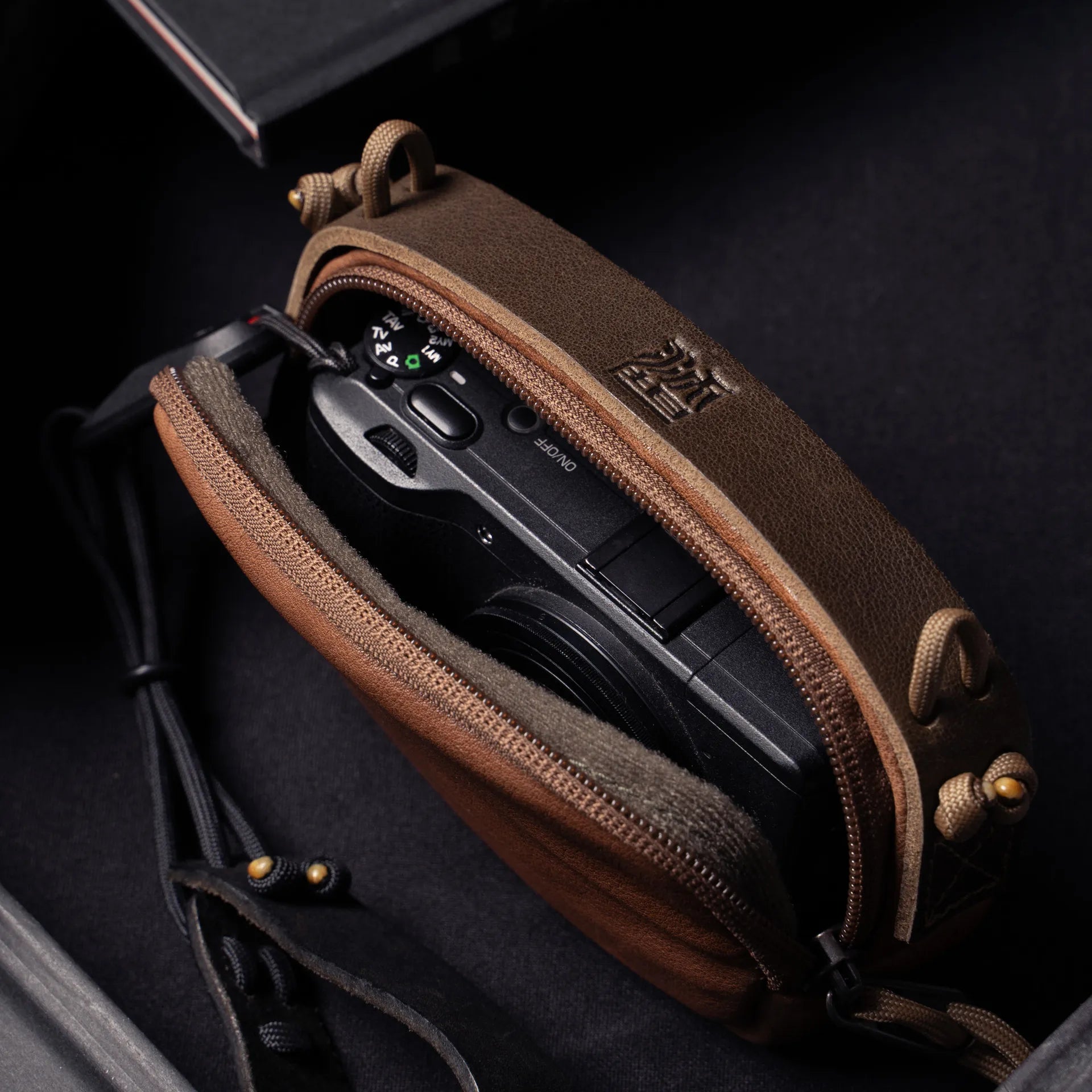 Full Leather Portable Camera Pouch S - Storming Gravity