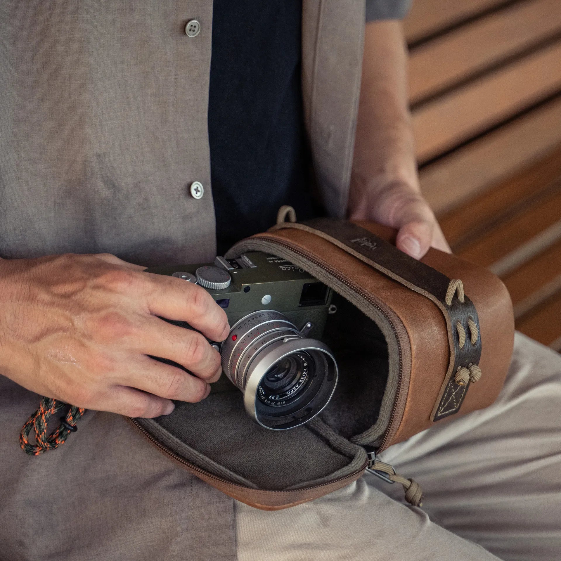Full Leather Portable Camera Pouch L - Storming Gravity