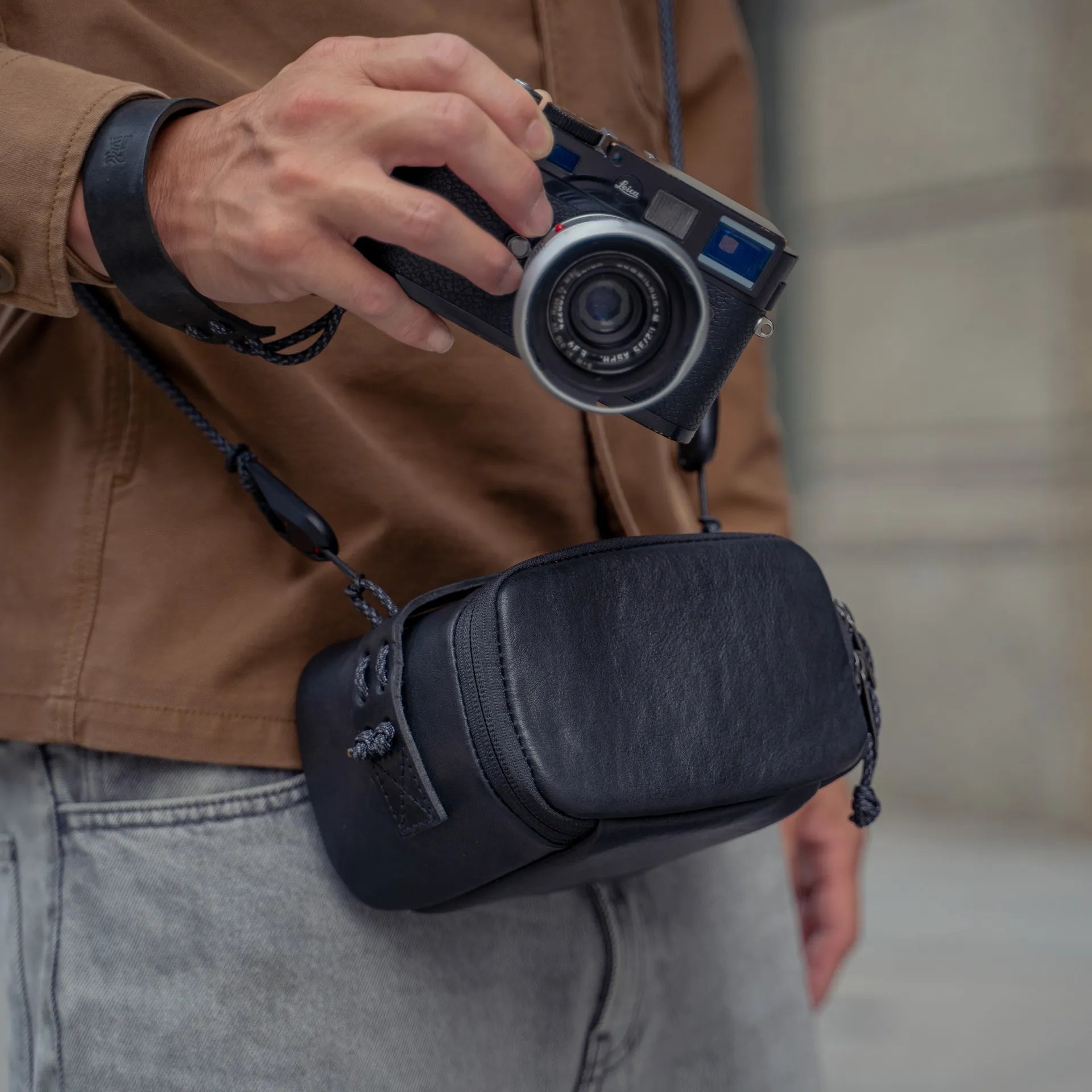 Full Leather Portable Camera Pouch L - Storming Gravity