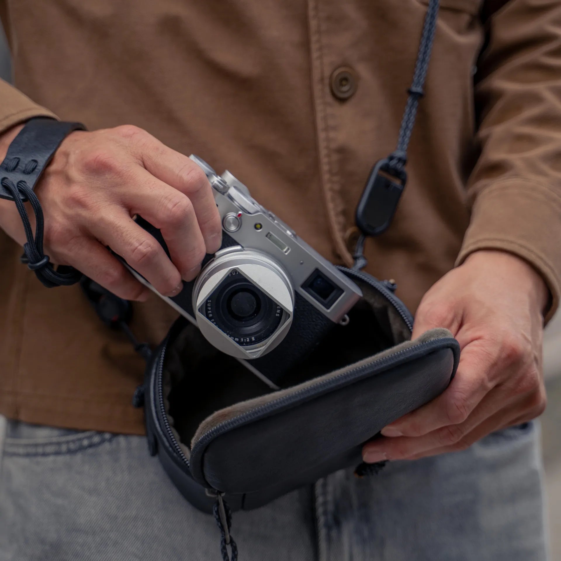Full Leather Portable Camera Pouch M - Storming Gravity
