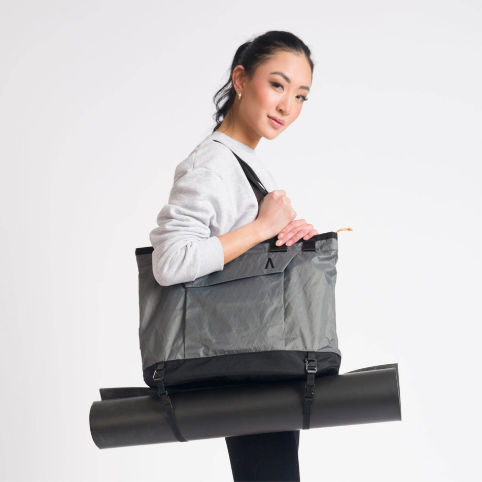 Rennen Tote Bag - Storming Gravity