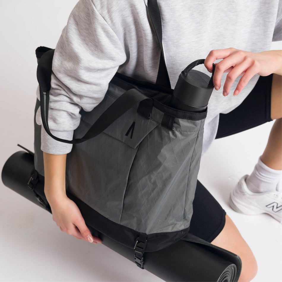 Rennen Tote Bag - Storming Gravity