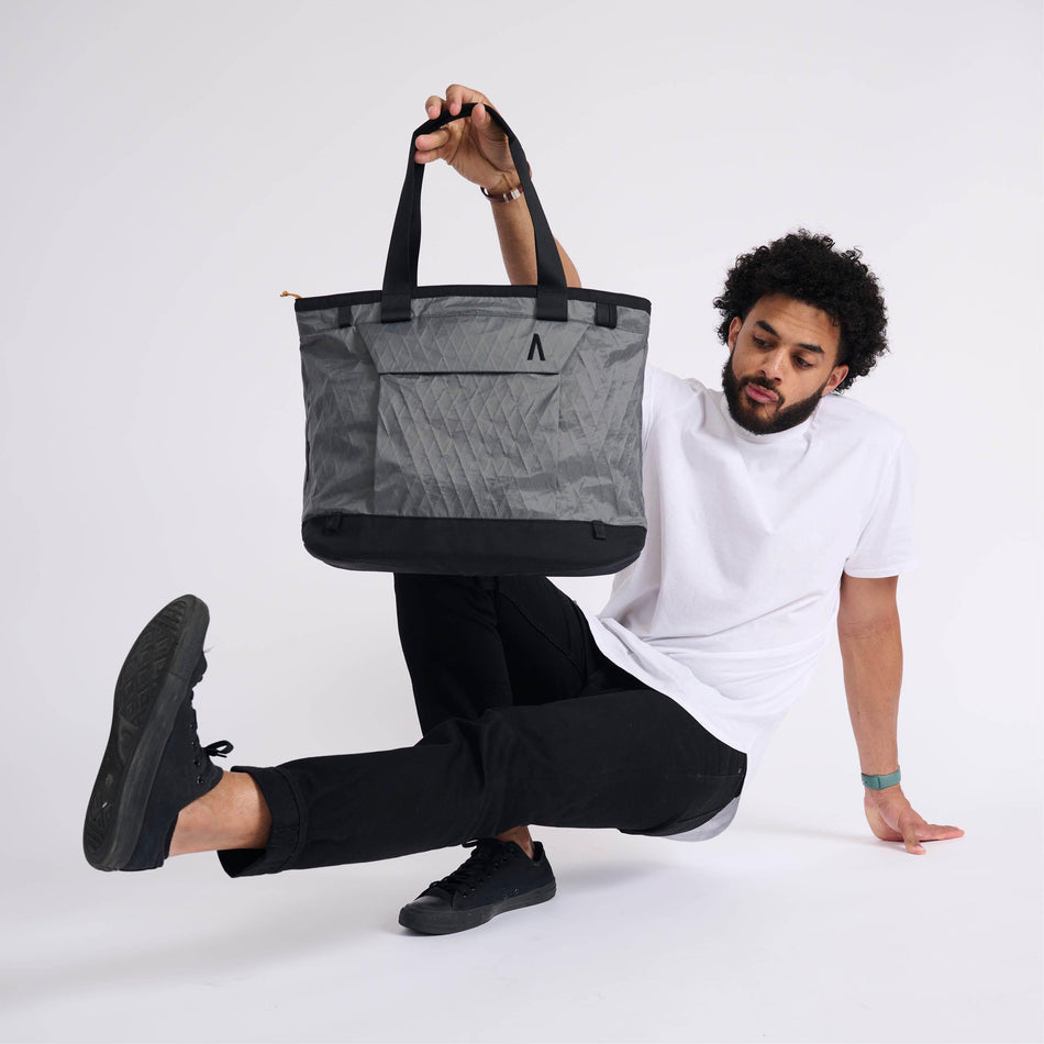 Rennen Tote Bag - Storming Gravity