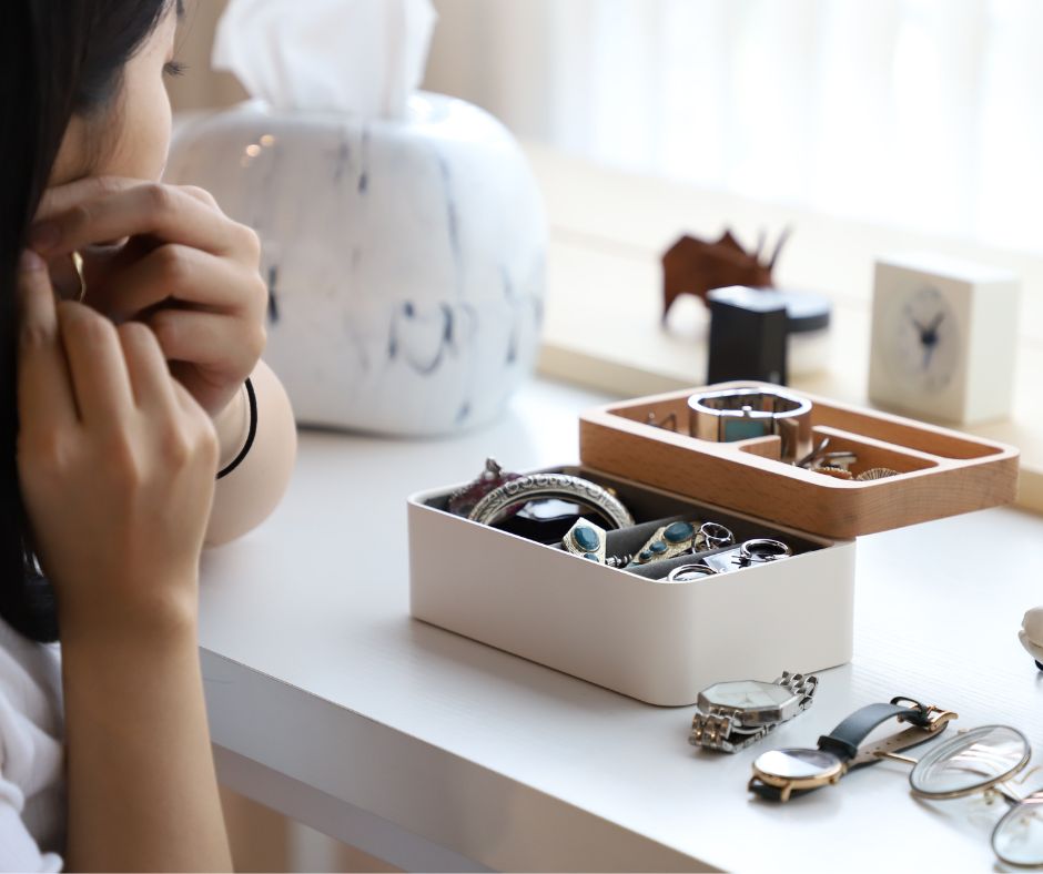 Revov Magnetic Rotating Tray Box