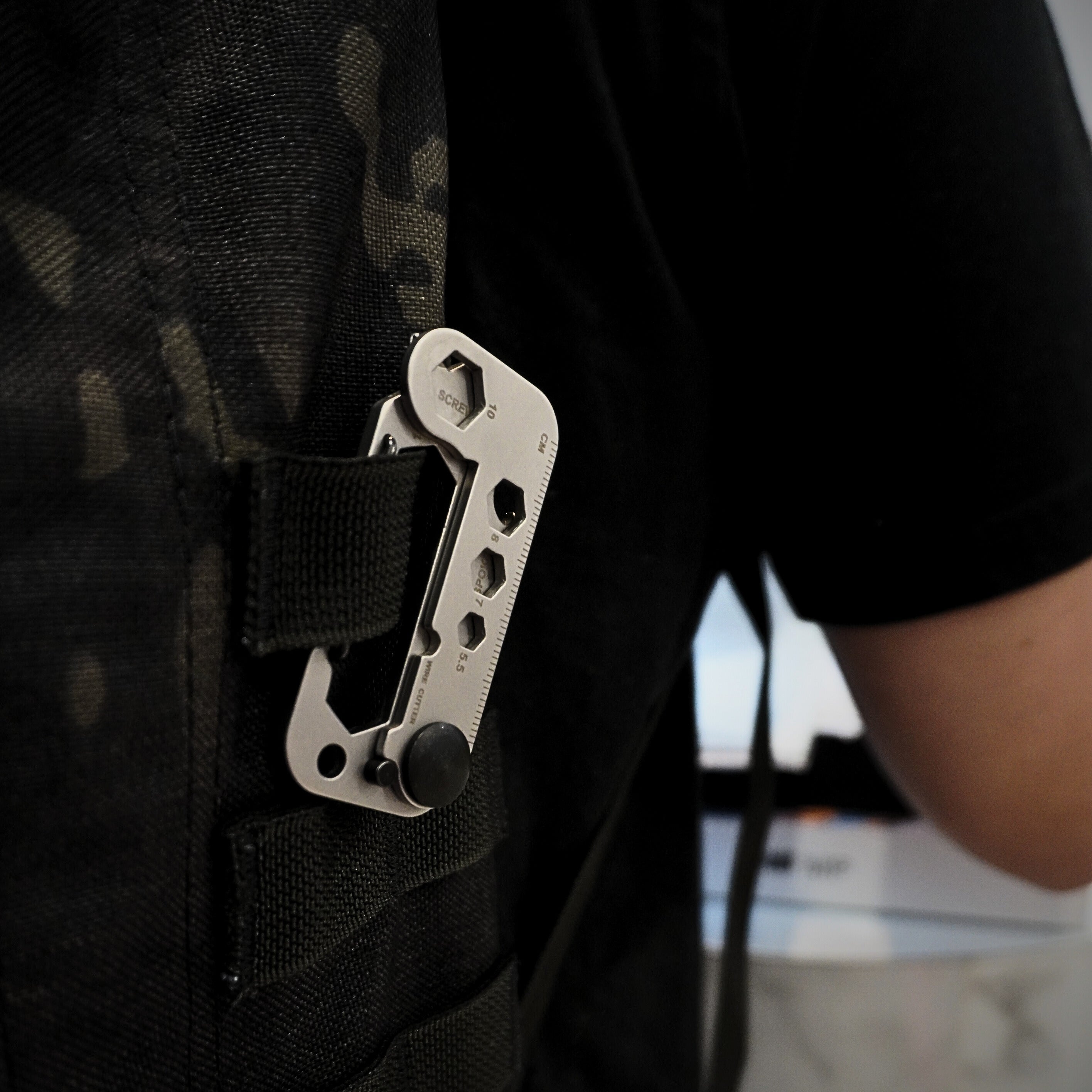 Twizzle - Carabiner + Multitool - Storming Gravity