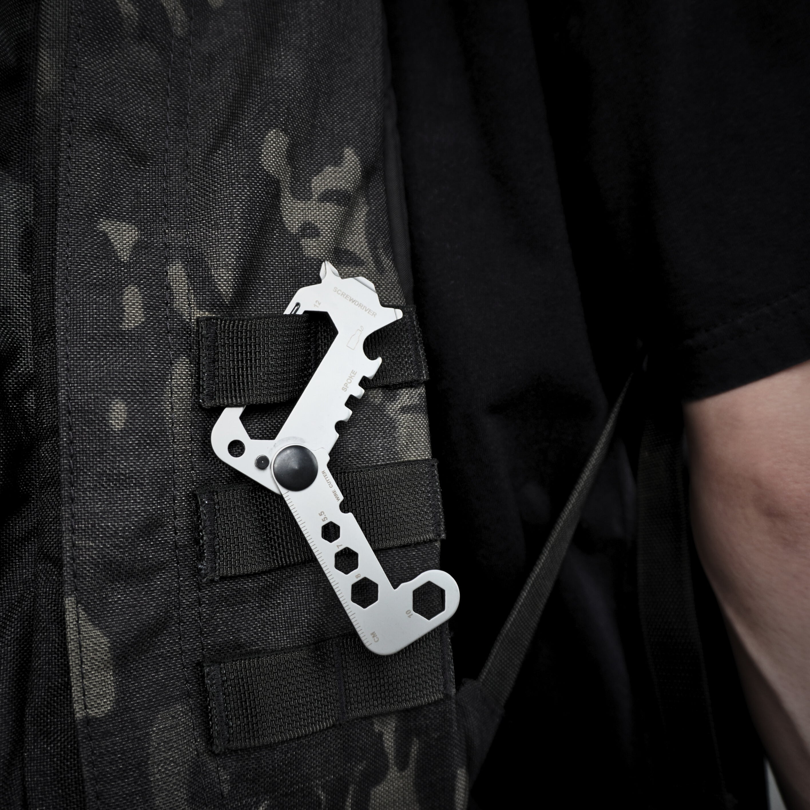 Twizzle - Carabiner + Multitool - Storming Gravity