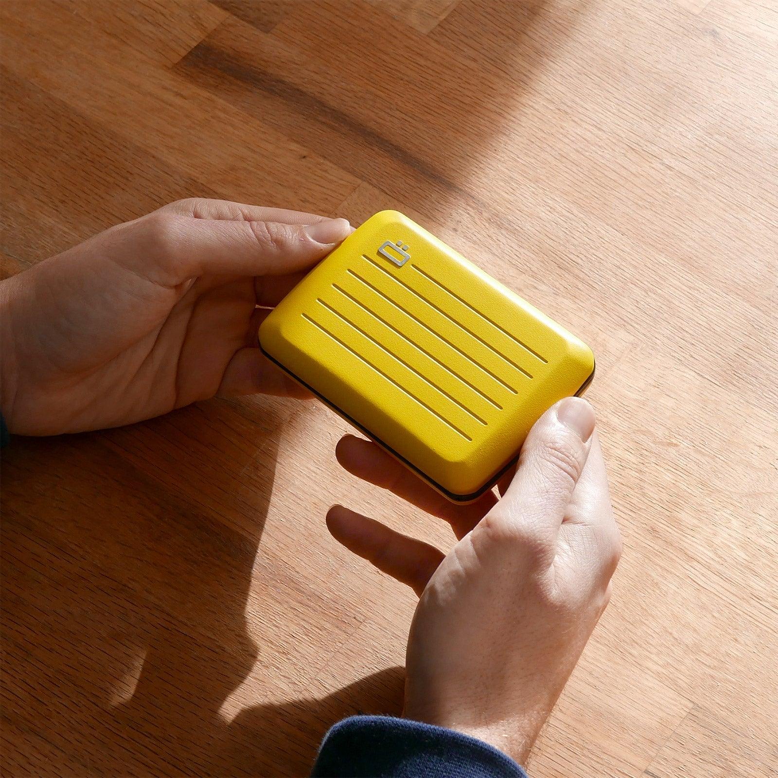ogon-smart-case-v2-taxi-yellow