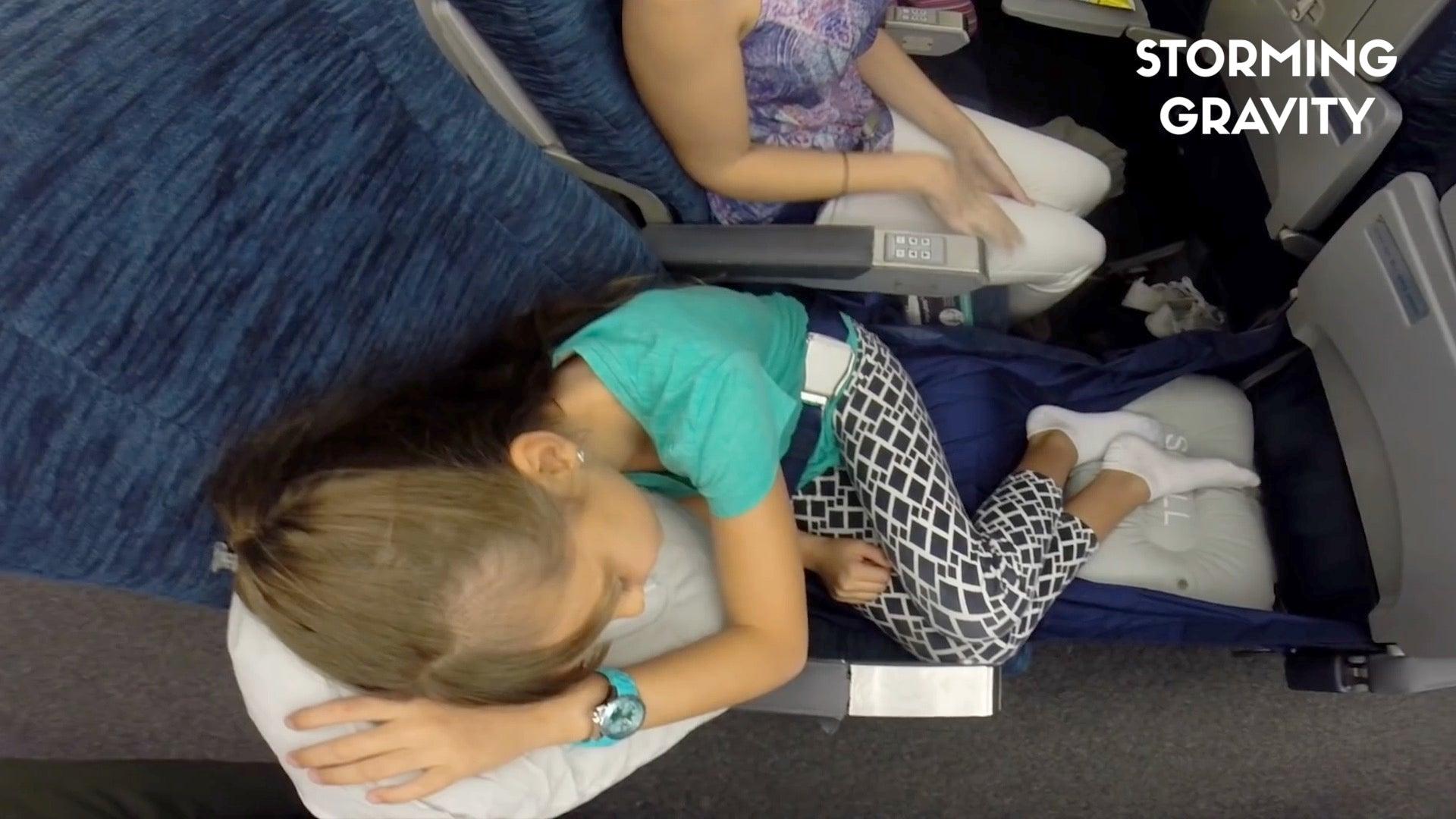 Fly LegsUp - Stress-free flights for your sleeping beauty & baby boy - Storming Gravity