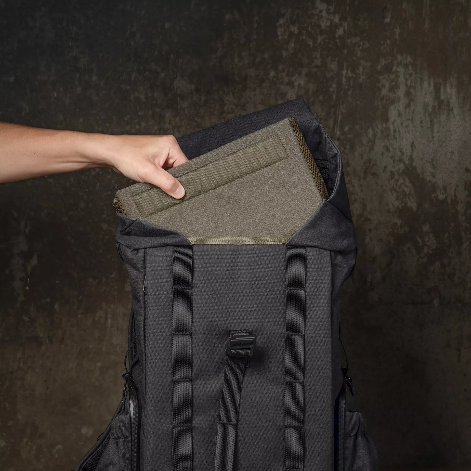 New Pilot Travel Camera Backpack 18L - Storming Gravity