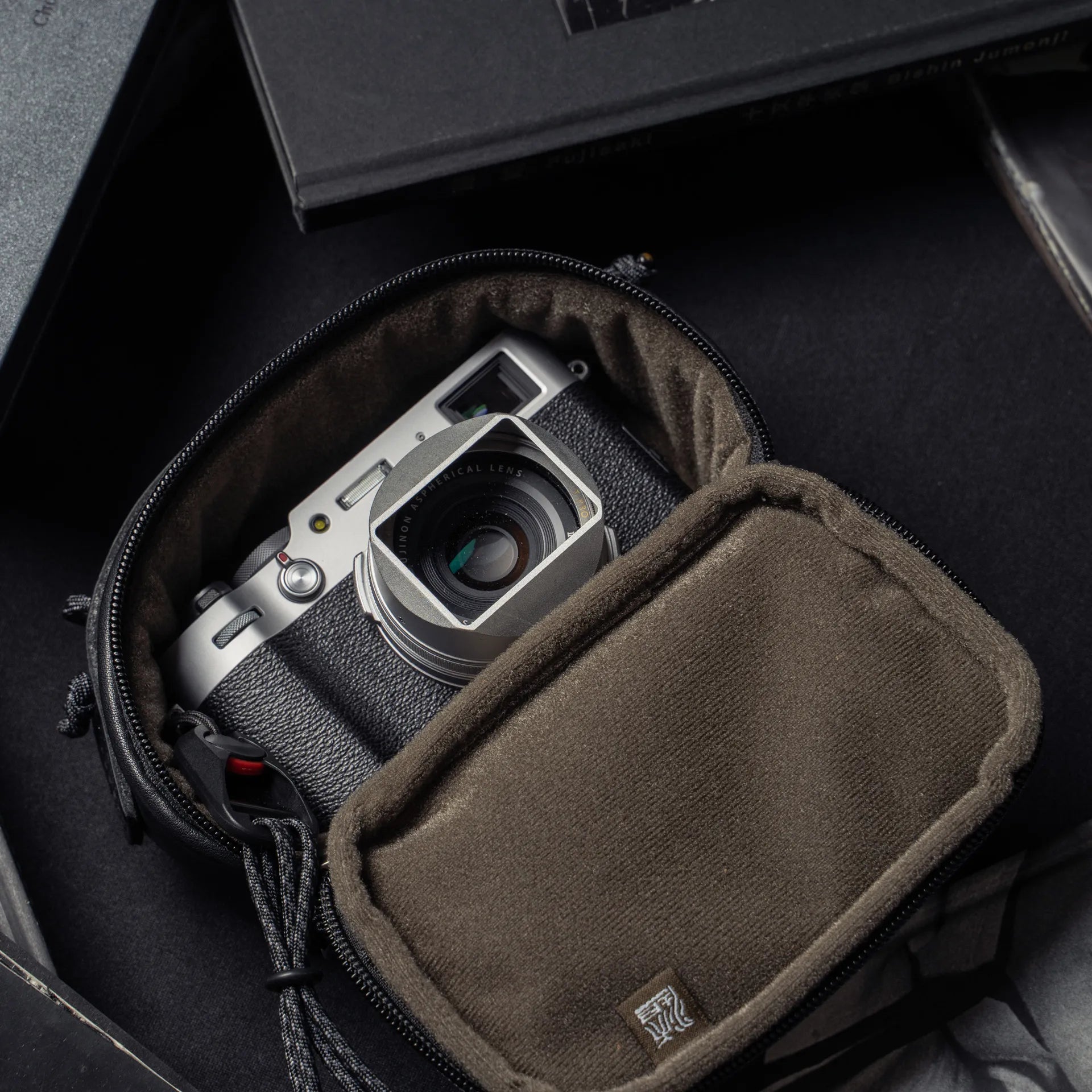 Full Leather Portable Camera Pouch M - Storming Gravity
