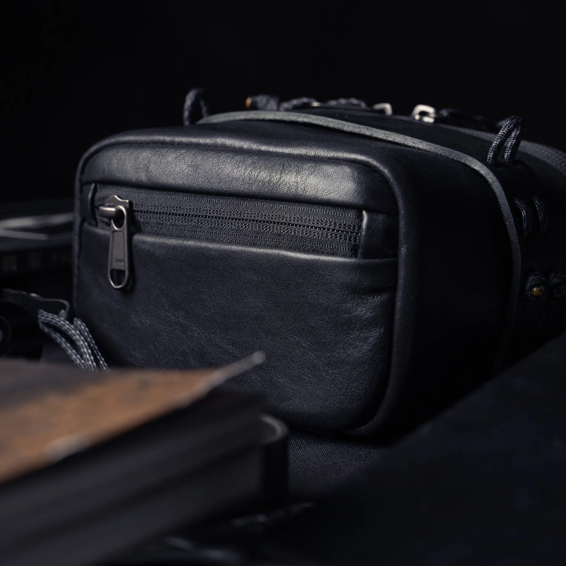Full Leather Portable Camera Pouch L - Storming Gravity