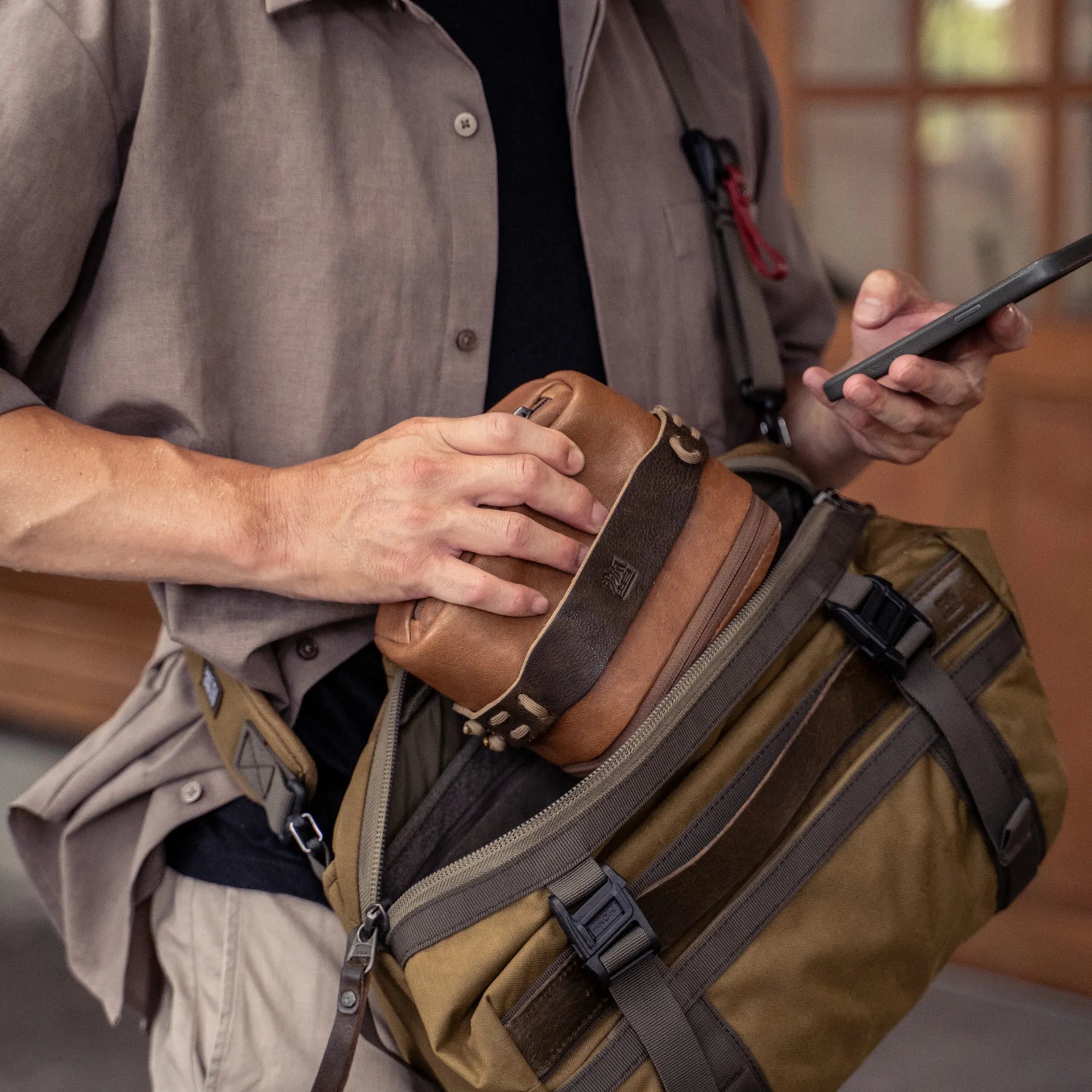Full Leather Portable Camera Pouch L - Storming Gravity