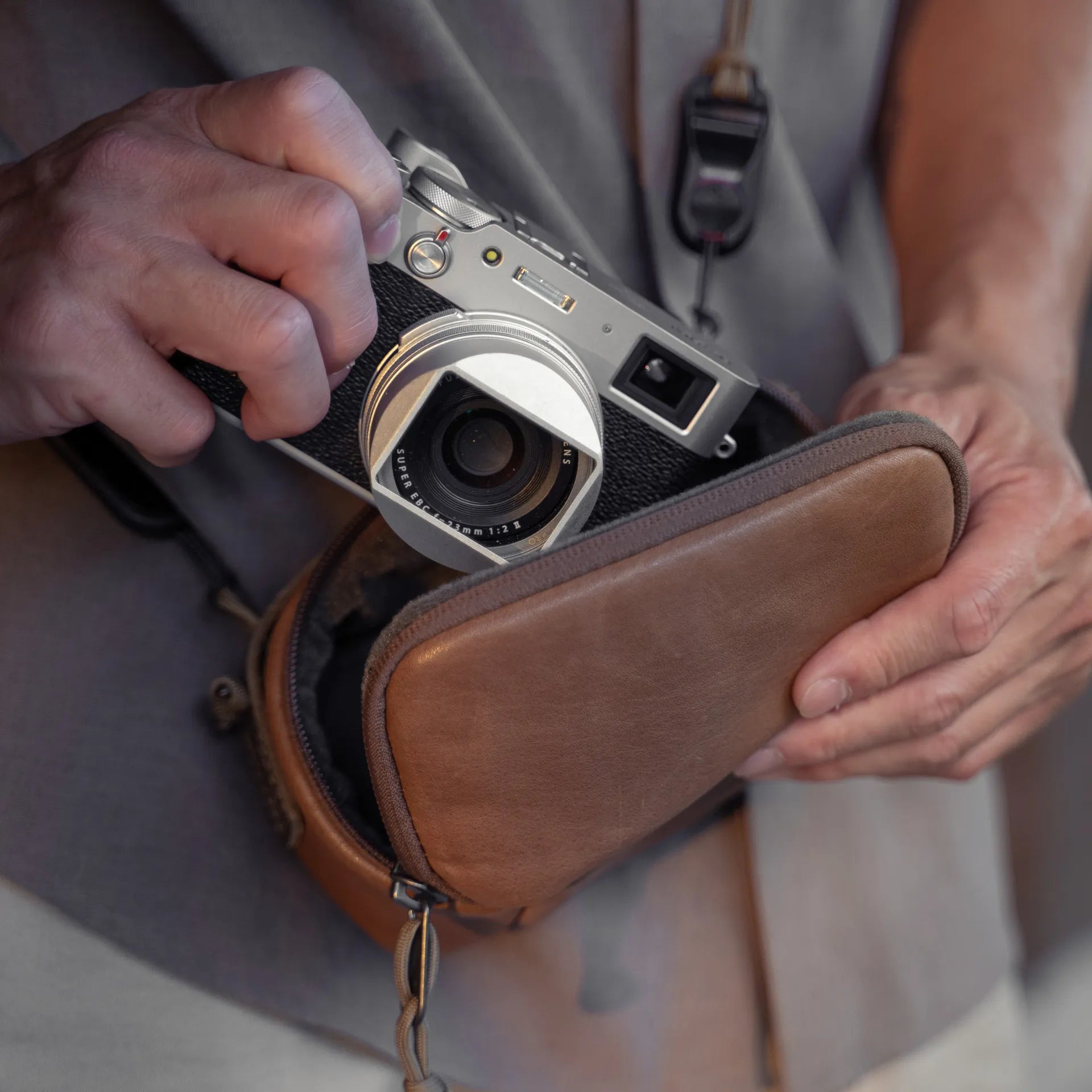 Full Leather Portable Camera Pouch M - Storming Gravity