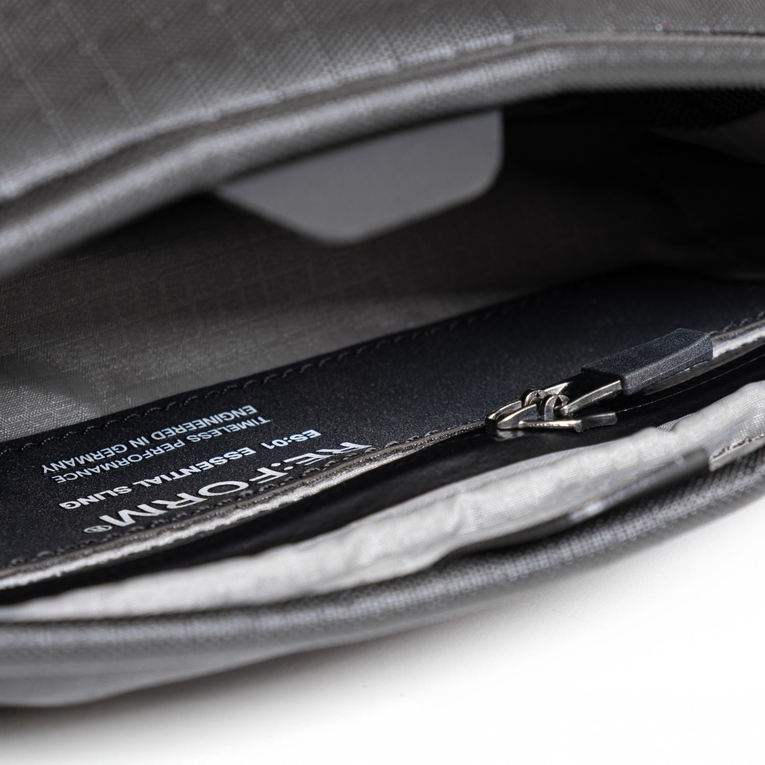 RE:FORM ES:01 ESSENTIAL SLING 1.2L – Storming Gravity