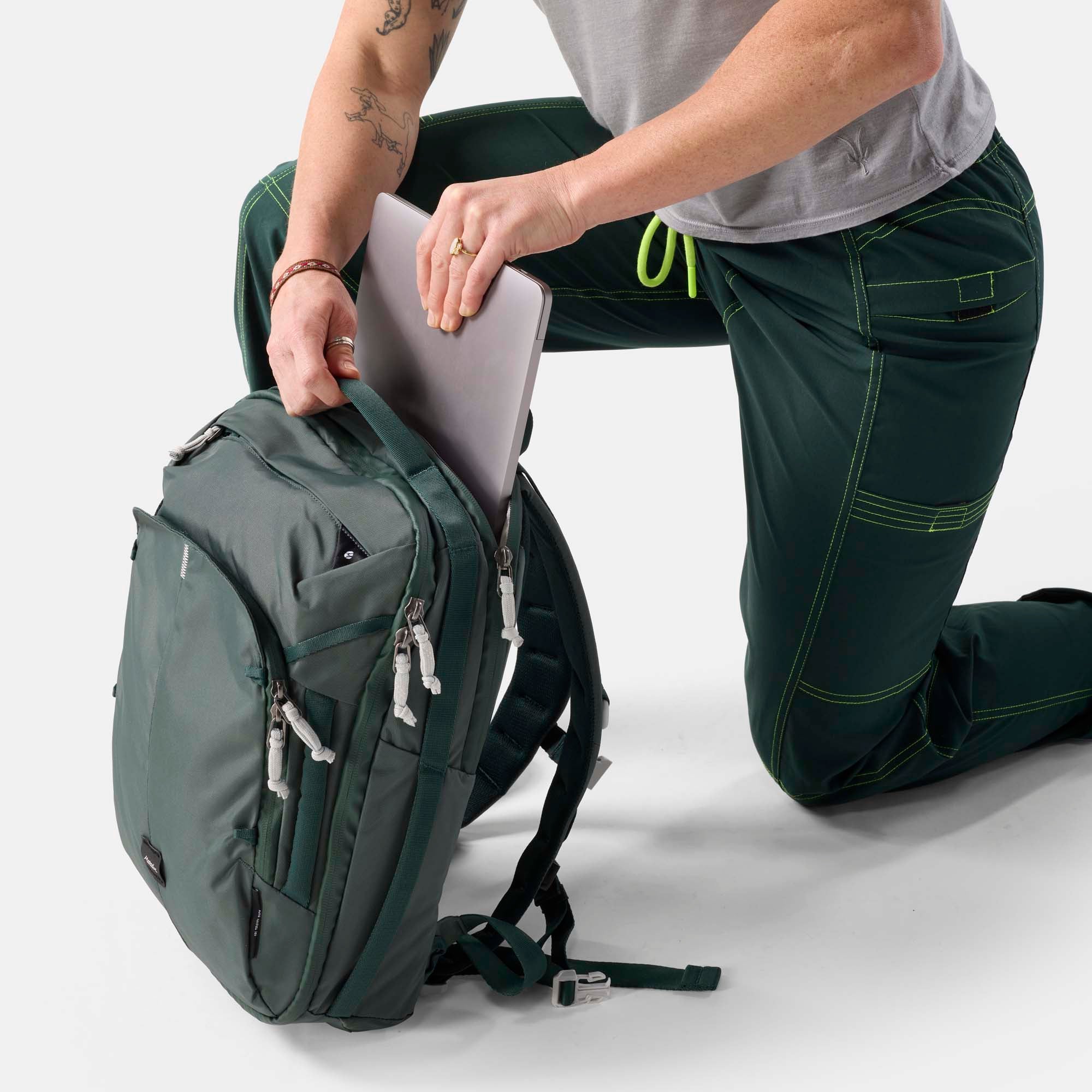 18L Personal Item Travel Pack