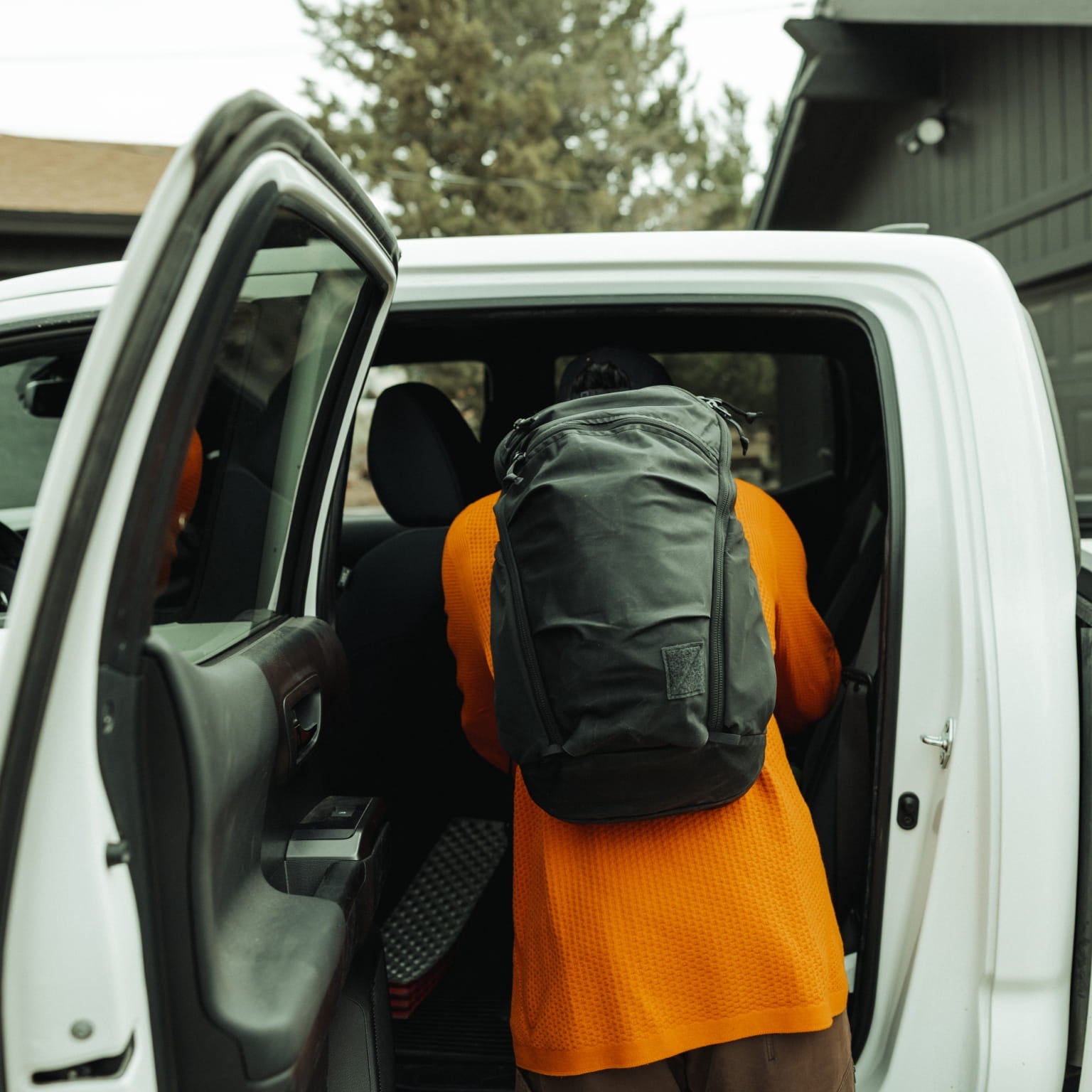 MOUNTAIN Panel Loader 22L in 210D - Storming Gravity