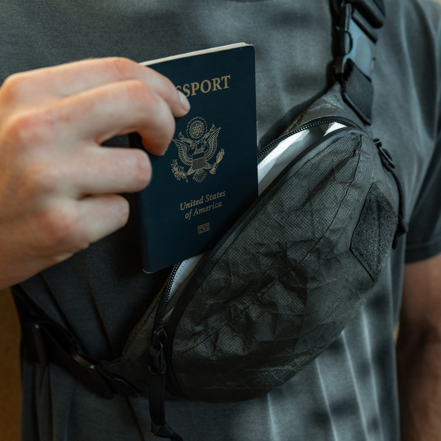 CIVIC Access Sling 1L ULTRA Black Magic quick-access passport pocket