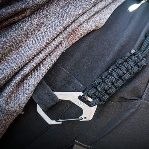Trayvax Carabiner