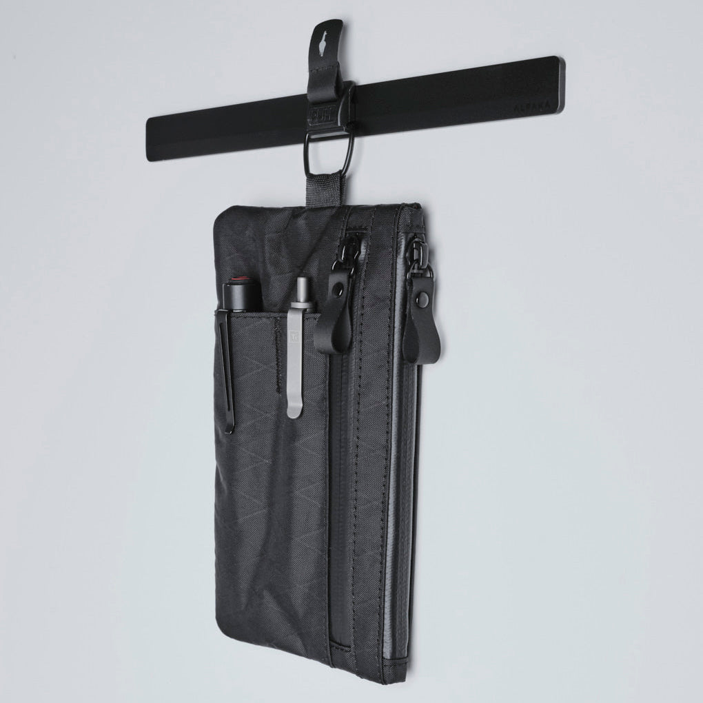 alpaka-zip-clutch-black