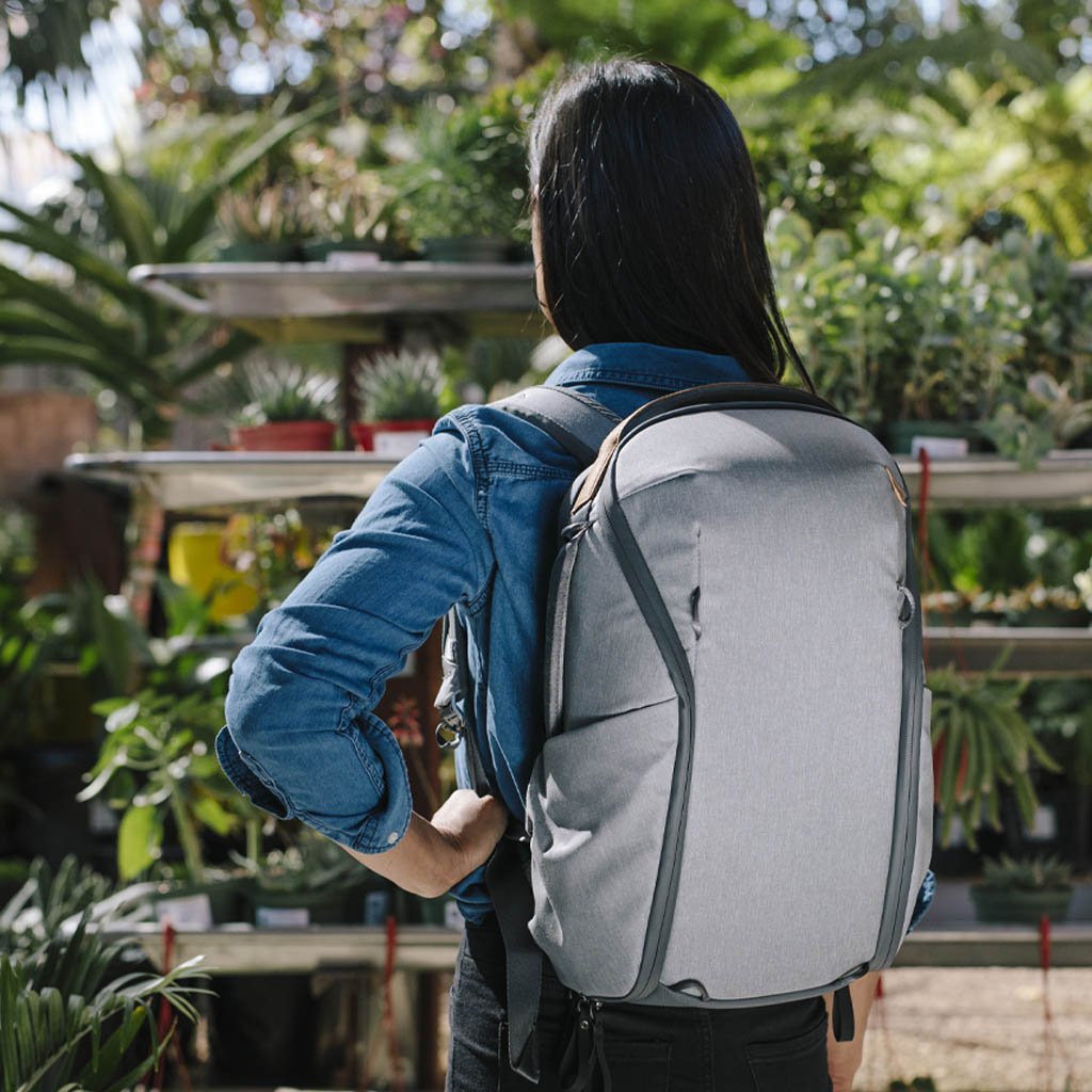 peak-design-everyday-backpack-zip-ash